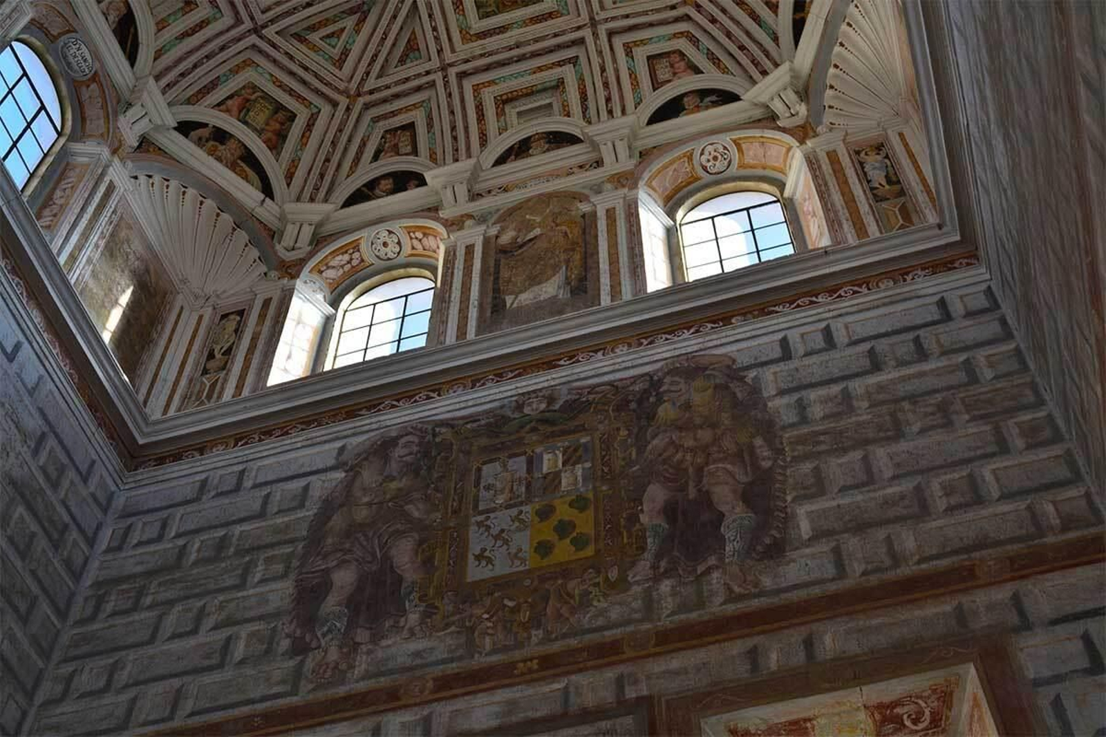 Fue ornamentado con importantes obras de arte como pinturas, sillería, rejas y retablos, que han llegado a nuestros días parcialmente conservadas. El Hospital de Santiago de Úbeda: un palacio lleno de cultura