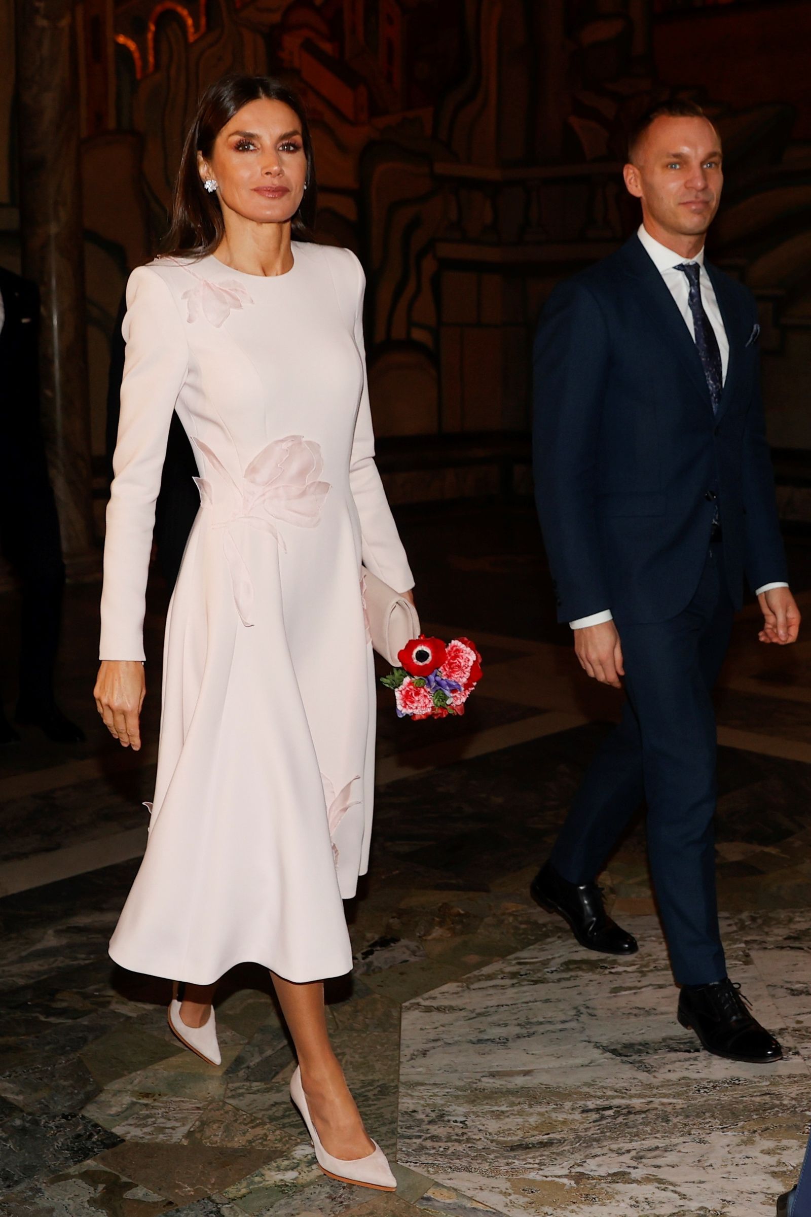 El vestido rosa palo de Pedro del Hierro que ha llevado la Reina en Suecia este jueves.