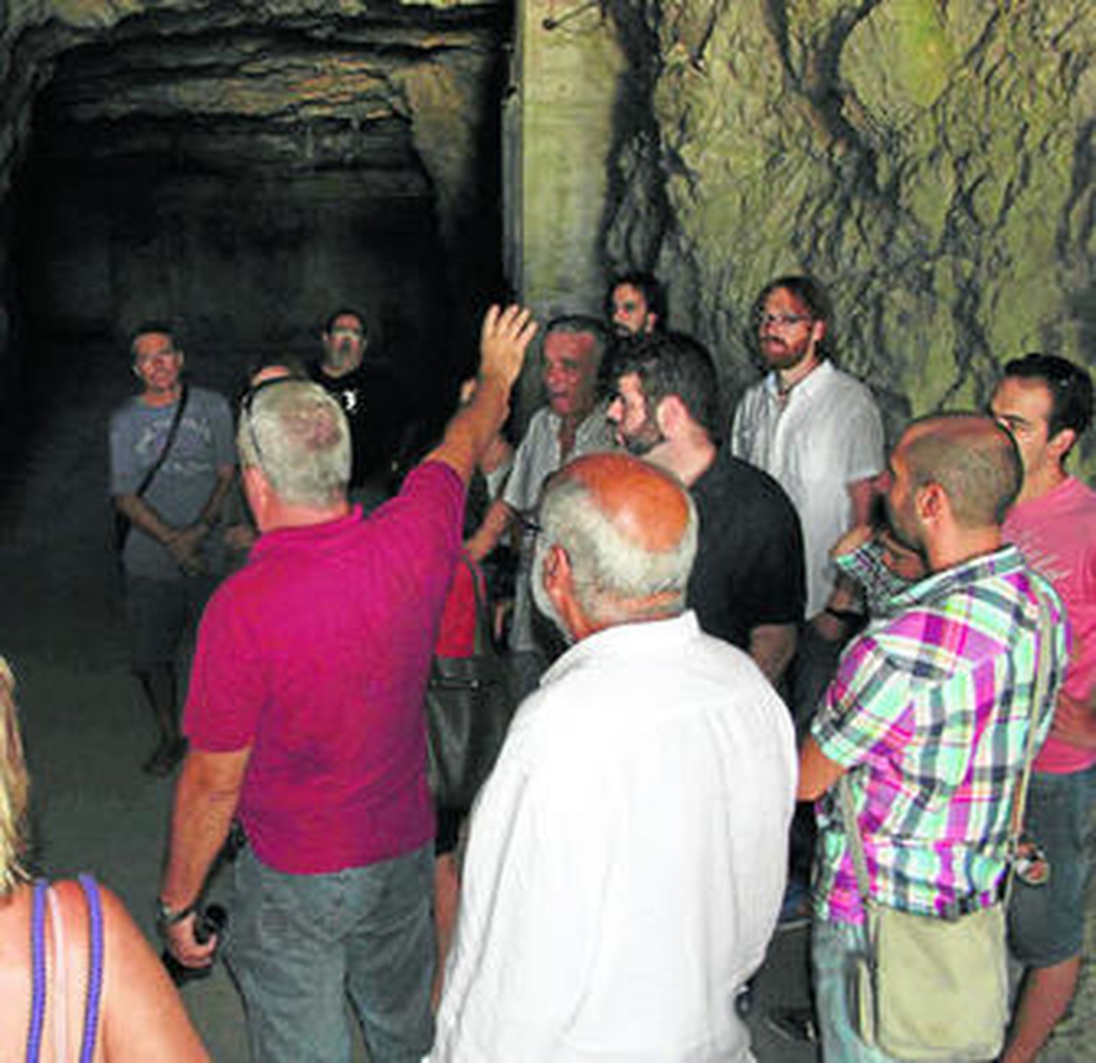 Imagen del equipo de Raúl Santos visitando el interior del Peñón.