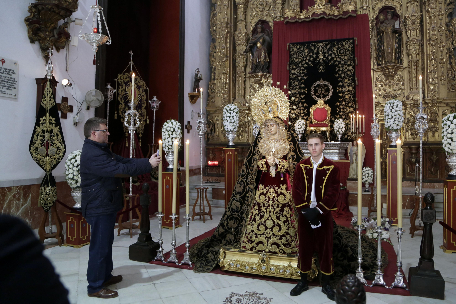 Momentos de los besamanos y besapies de este domingo de Pregón