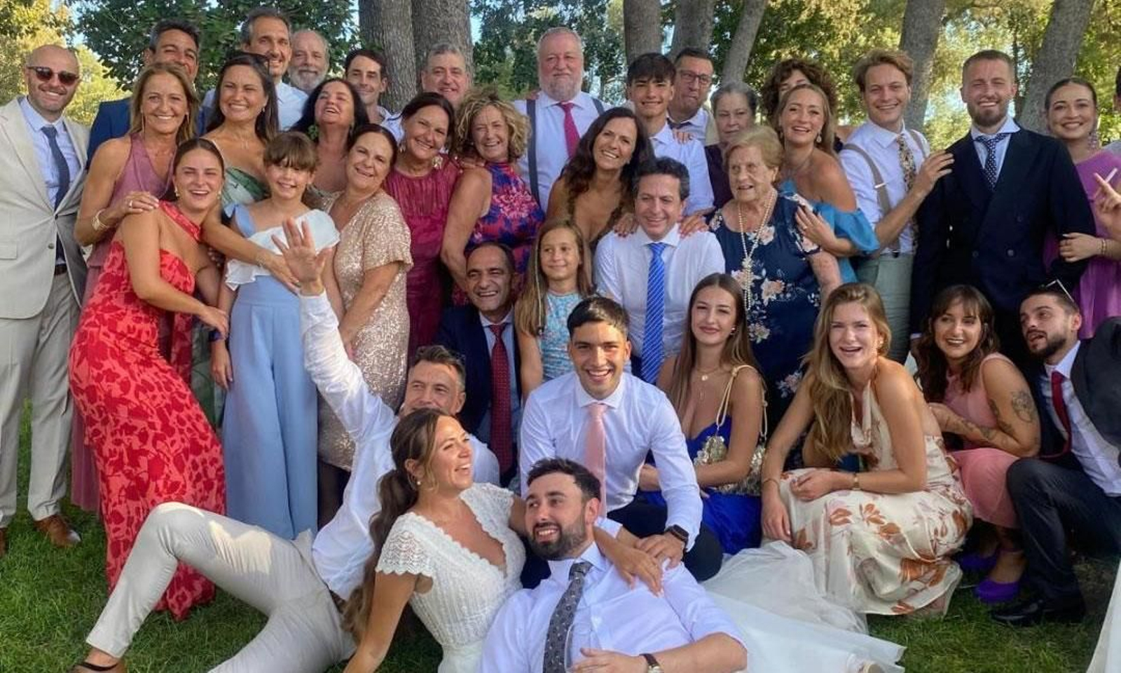 El nuevo matrimonio, Ana Álvarez y Gorge Alexander, con los miembros de la familia Masfarré.