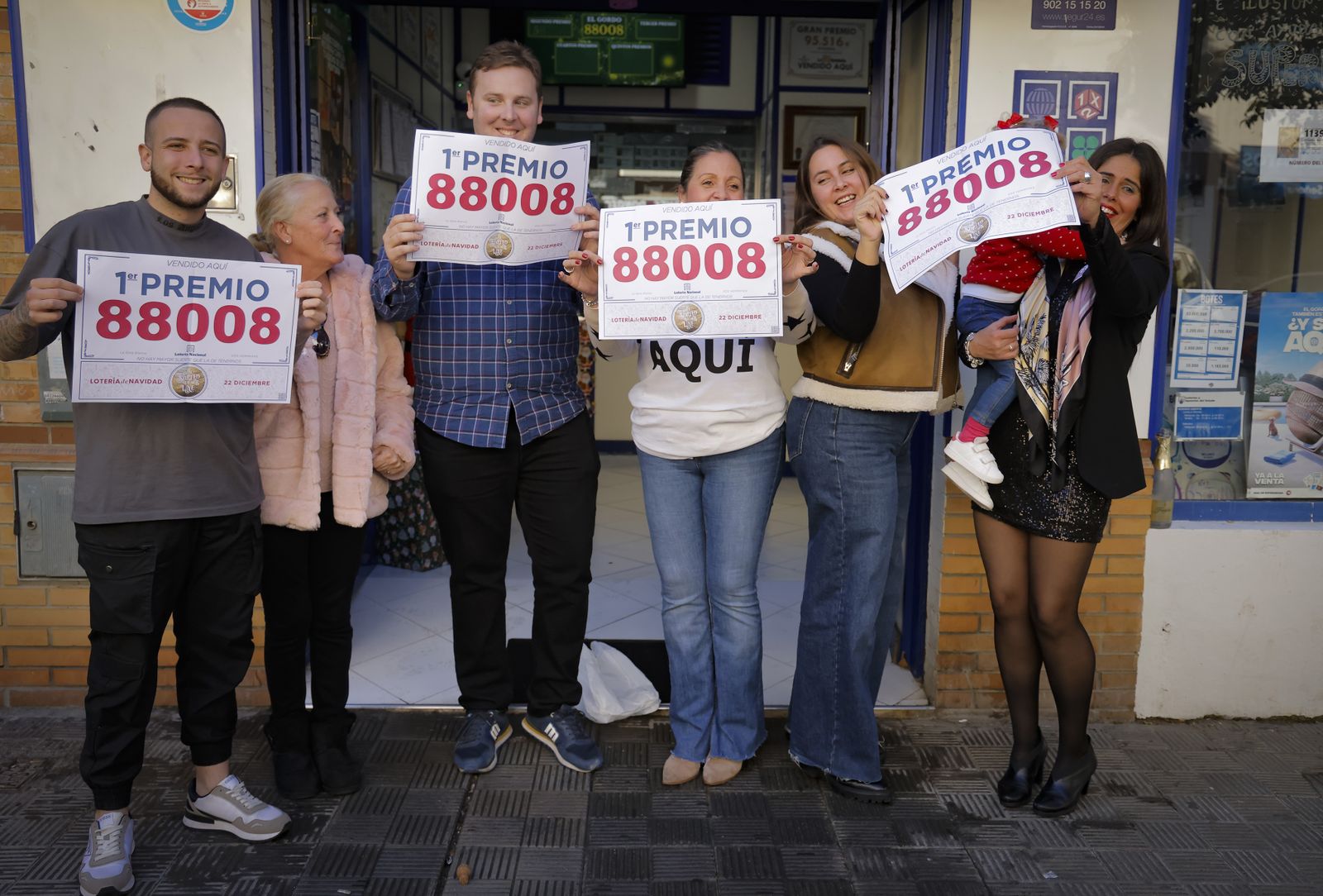Alegría entre los premiados con el gordo de la Navidad en Montequinto, todas las fotos