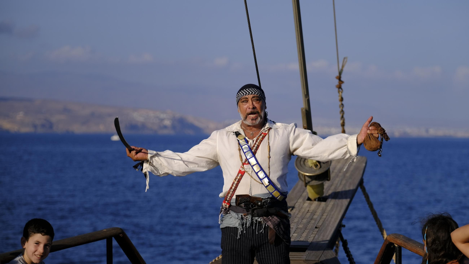 Navega en imágenes en una goleta histórica convertida en barco pirata