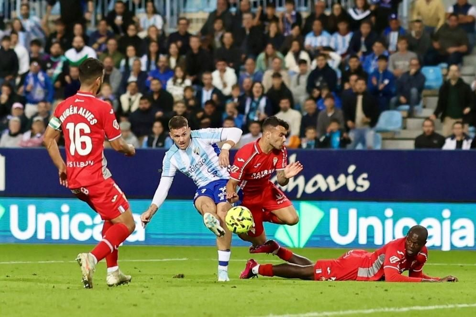 Las fotos del imponente ambiente en La Rosaleda en el Málaga - Córdoba CF