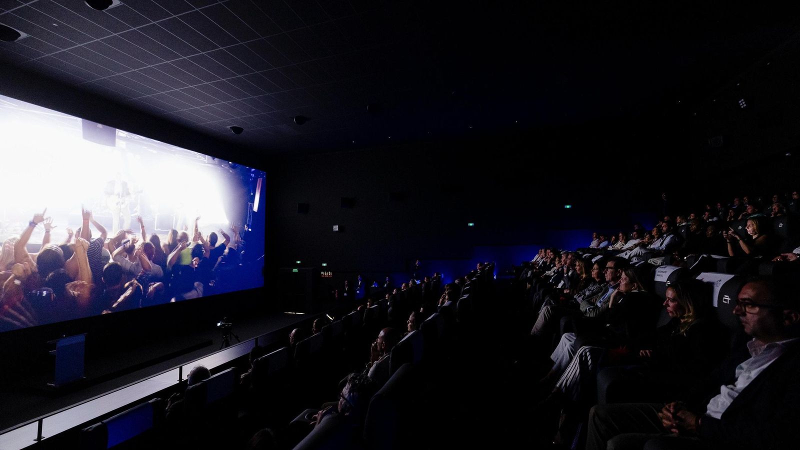 La pantalla de grandes dimensiones de una de las salas.