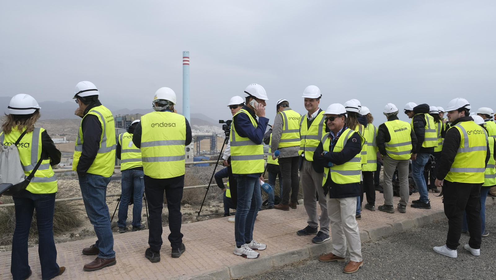 El derribo de la Torre Litoral de Endesa en Carboneras, en imágenes