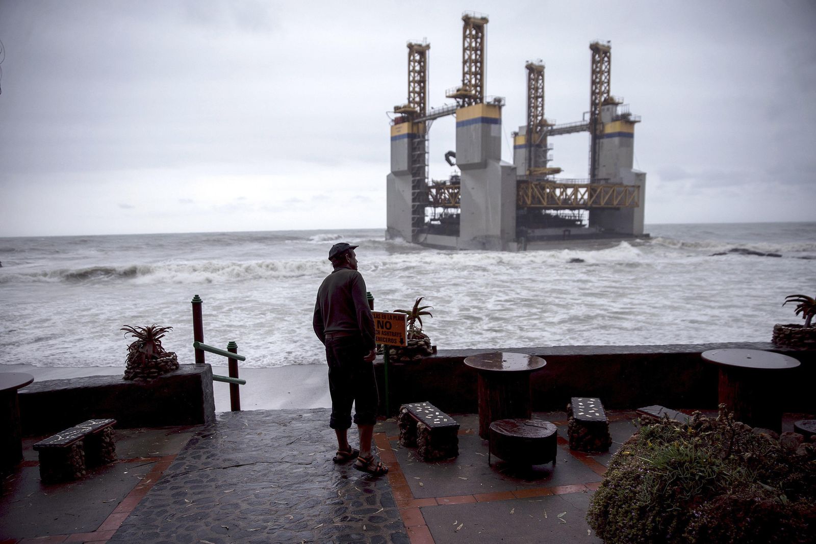 A la izquierda, la gabarra 'Agronauta', que ayer viajaba ya rumbo a Cádiz. A la derecha, un dique flotante muy similar que quedó encallado en La Barrosa en diciembre de 2008.