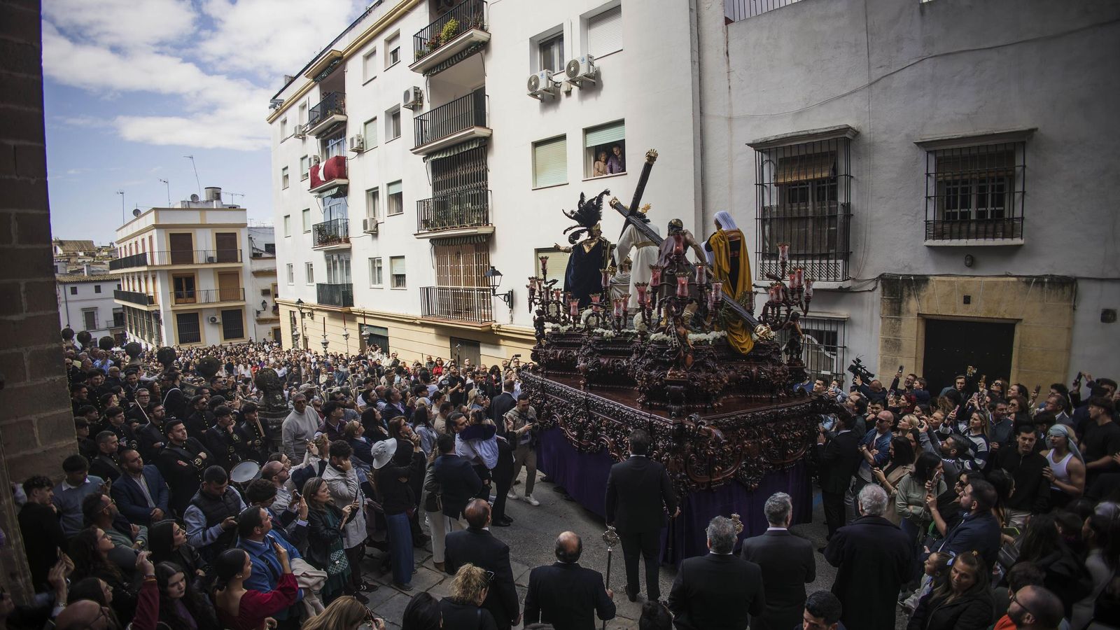 La Candelaria al salir de la Catedral.