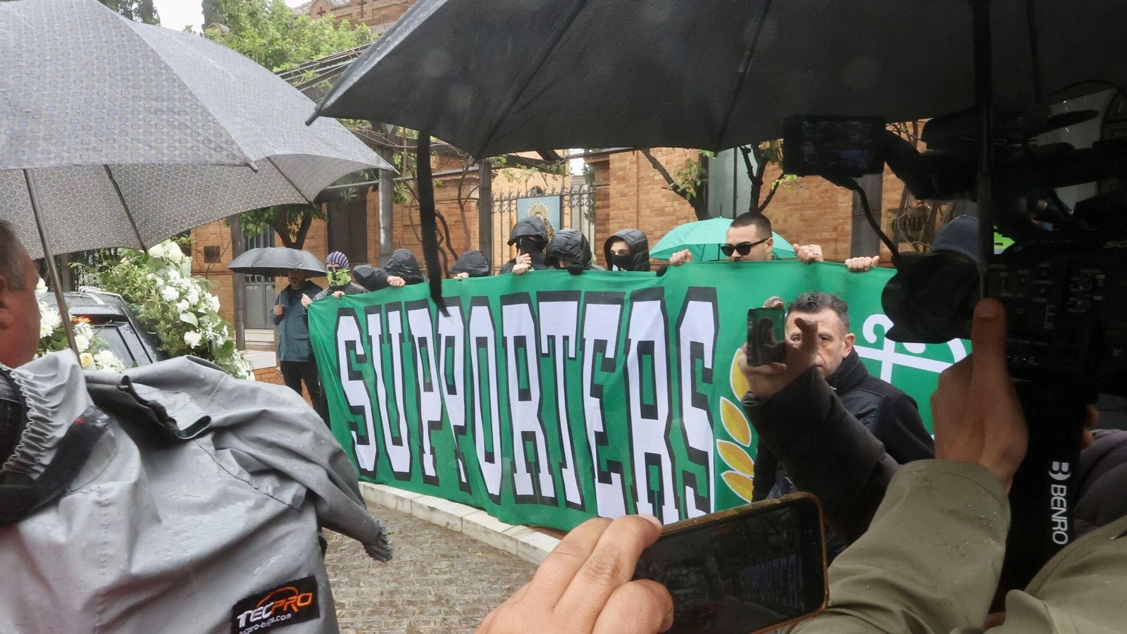 Los Supporters, con una pancarta en el cementerio hiapalense.