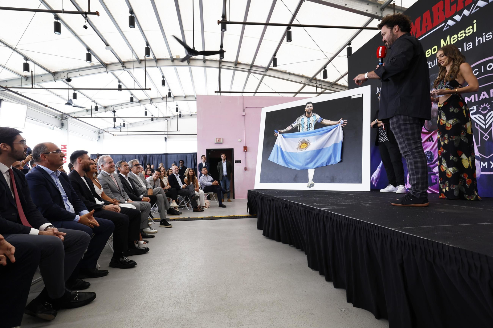 Messi fascinado en el acto de entrega del cuadro por parte de Javier Tortosa que le dedicó unas palabras en Miami.