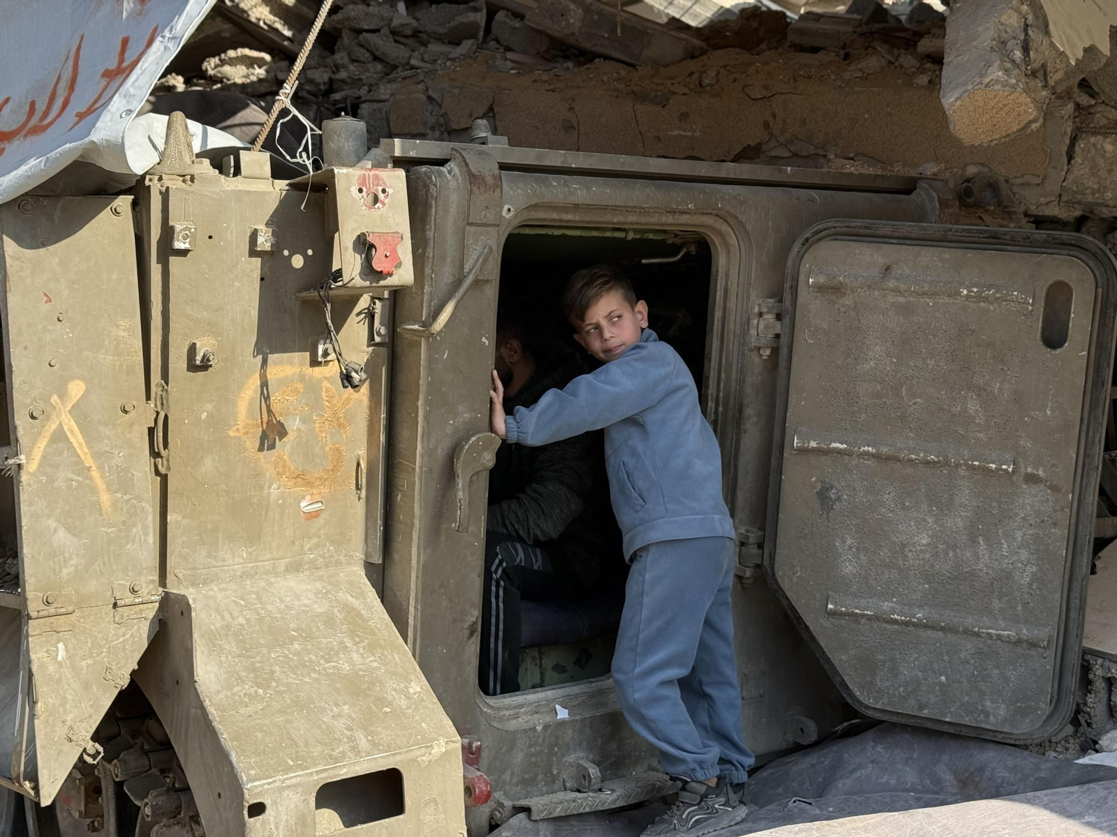 Un tanque israelí abandonado en Gaza sirve ahora de punto de carga de teléfonos móviles