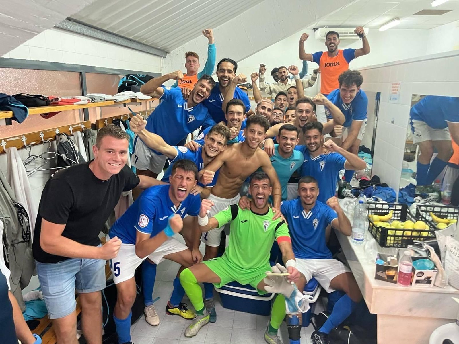 Jugadores del Manchego celebran el triunfo sobre el Estepona