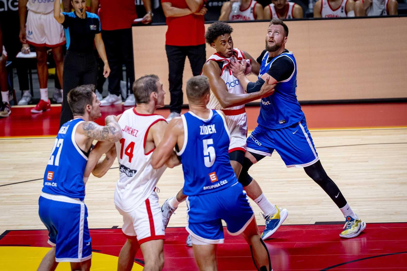 España B-República Checa, en fotos