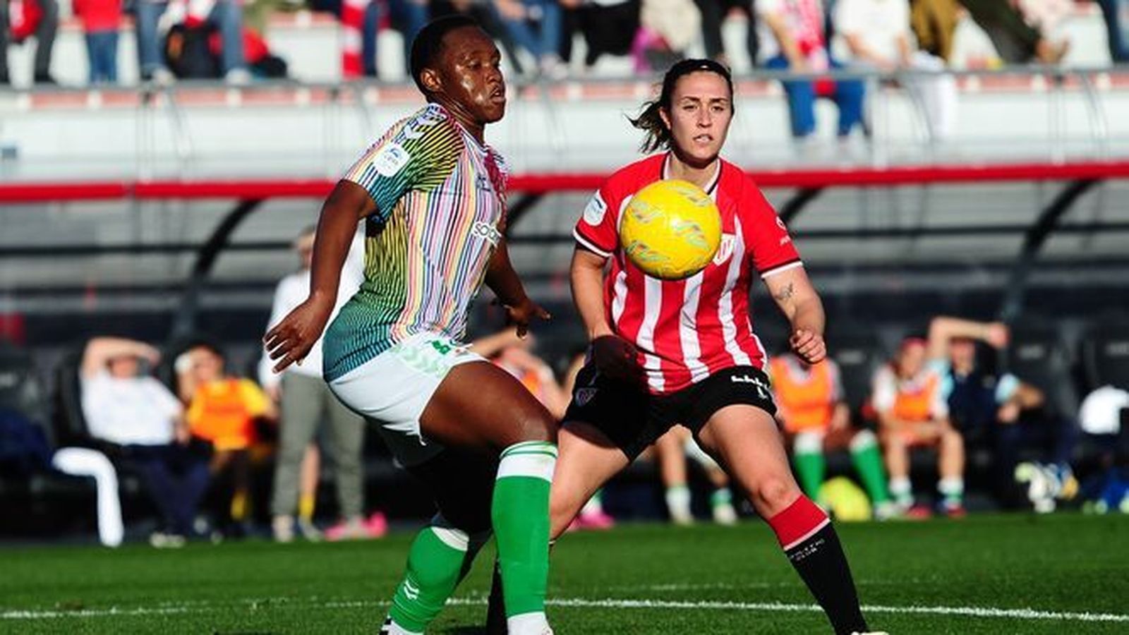 Dorine trata de controlar un balón en Lezama.