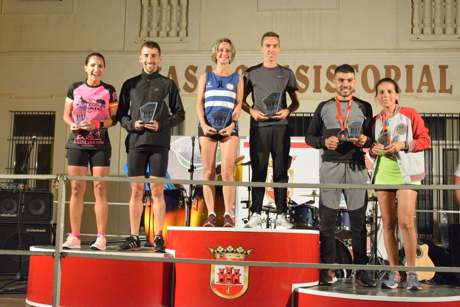 El podio de la carrera de San Roque, con los vencedores absolutos.
