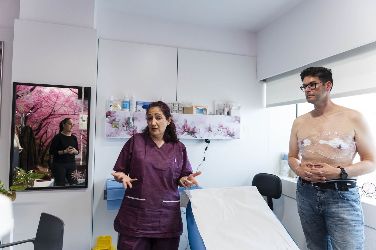 Un tratamiento de micropigmentación por mastectomía en un hombre, en imágenes