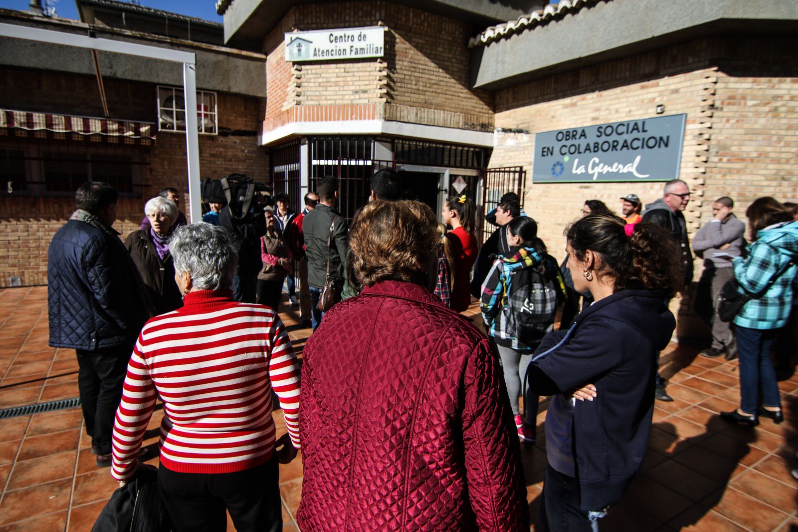 Los padres del Centro de Atención Familiar y de Virgen del Pilar se concentraron ayer.