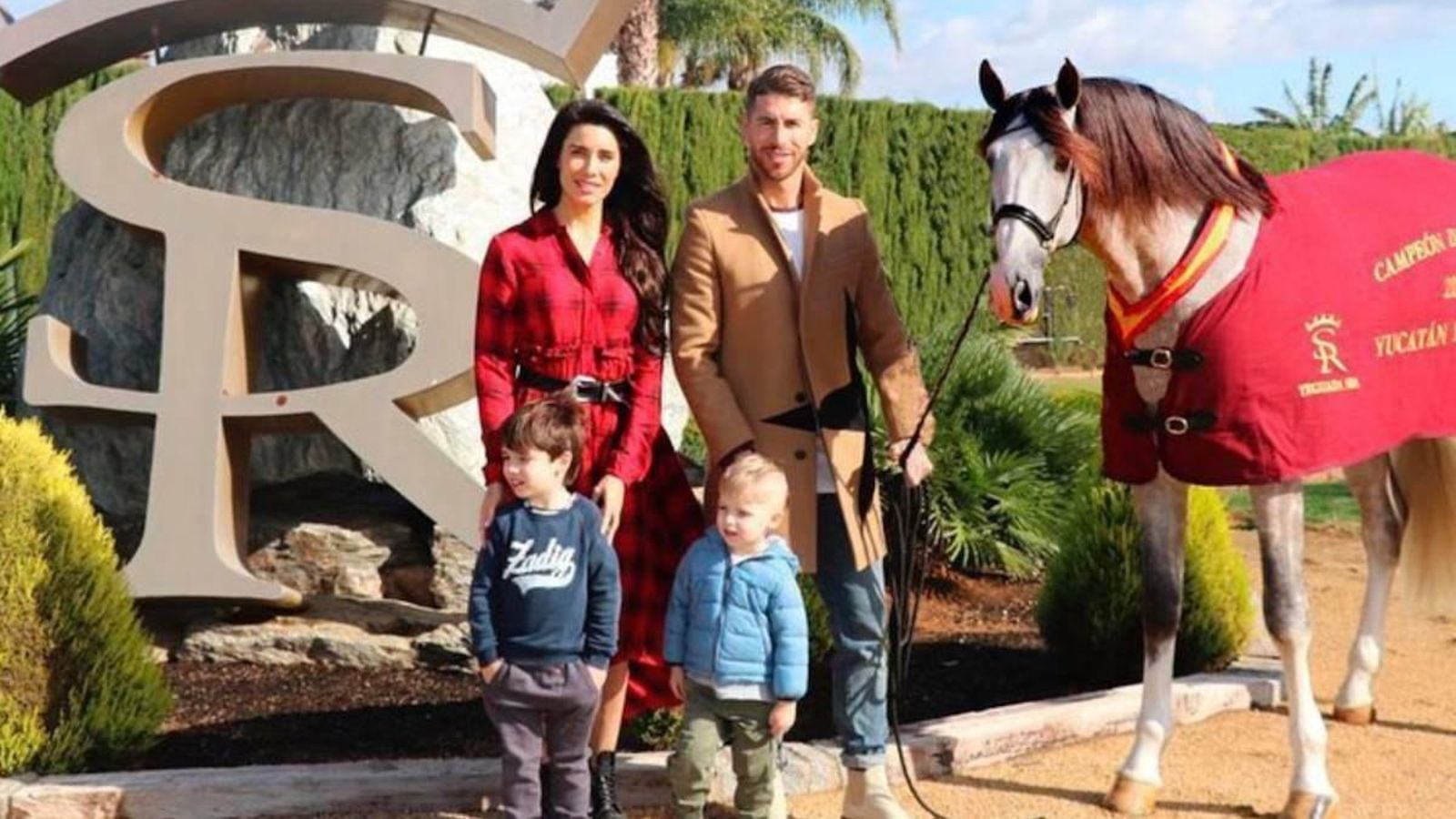 El ya matrimonioy sus dos hijos mayores, en la finca La Alegría SR 4, con un caballo de su yeguada.
