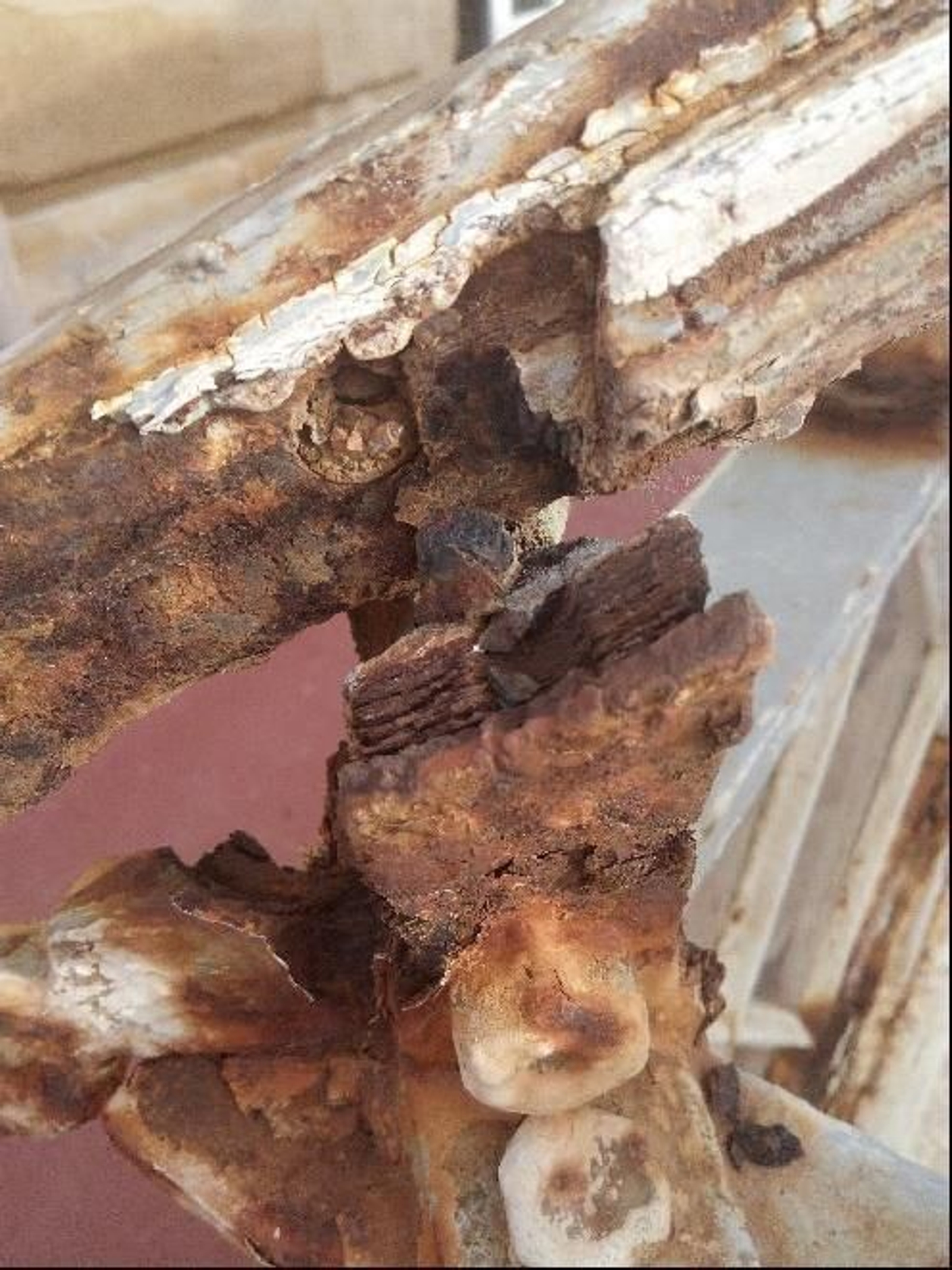 La corrosión de la balaustrada.