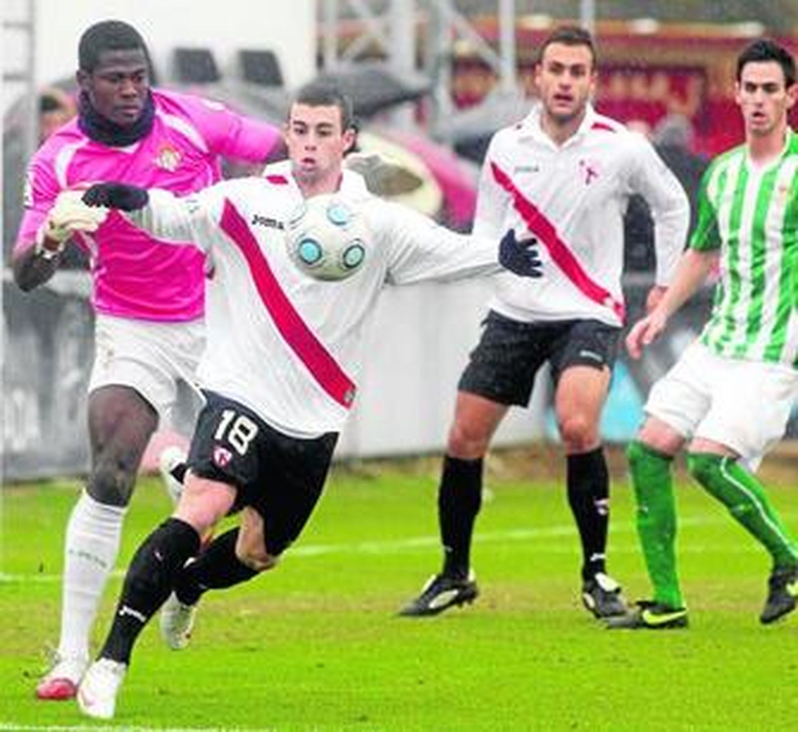 Razak presiona para evitar que Rodri consiga llevarse el esférico.