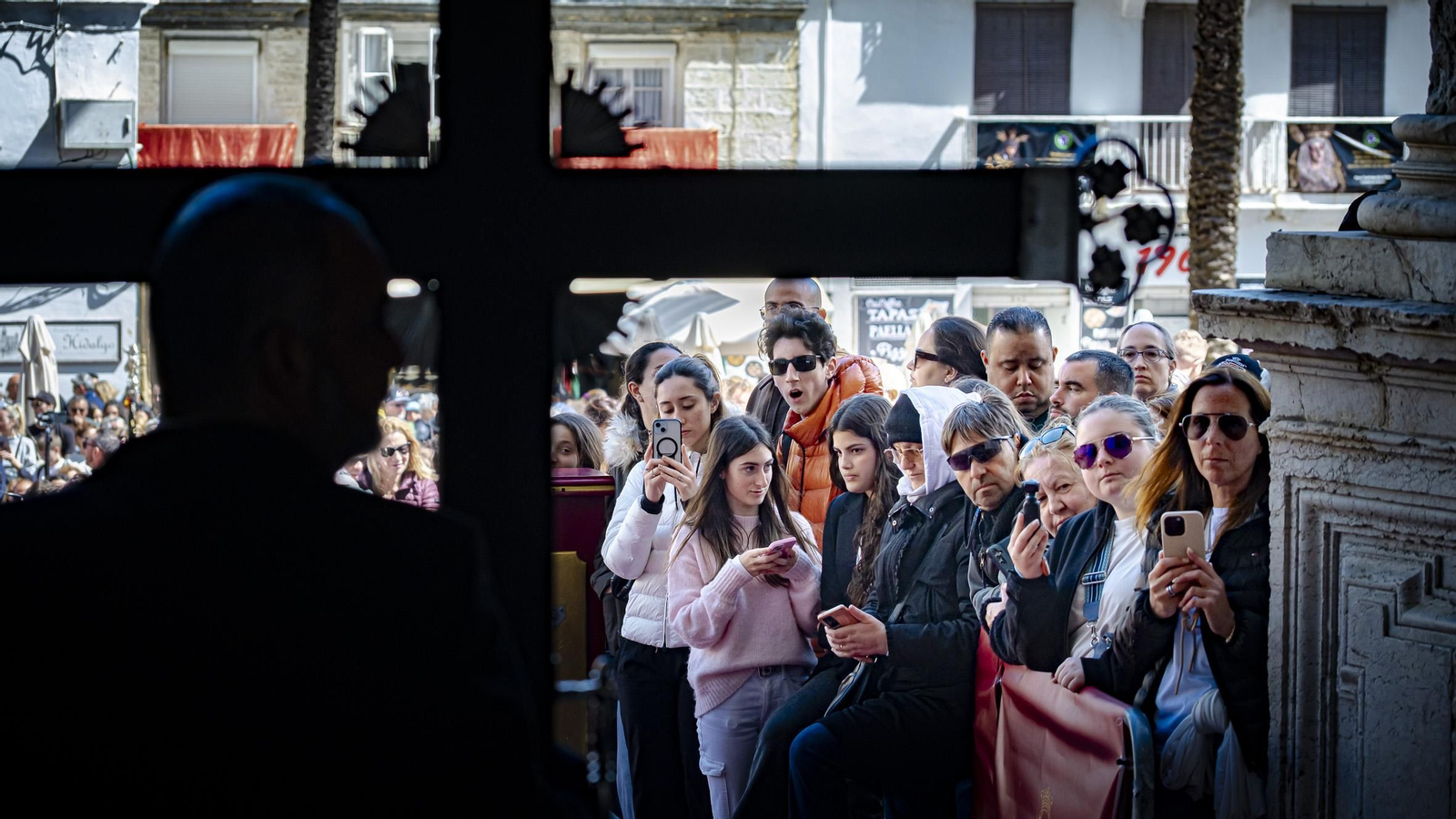 Las imágenes del Pontifical y salida del Resucitado de Catedral en la Semana Santa de Cádiz 2025