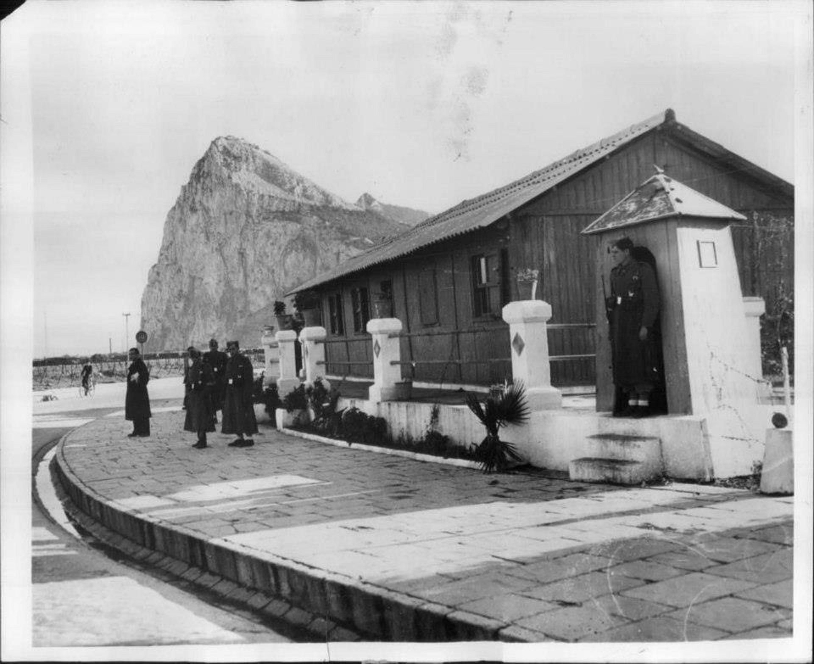 Una antigua imagen del paso fronterizo de La Línea a Gibraltar, a principios del pasado siglo.
