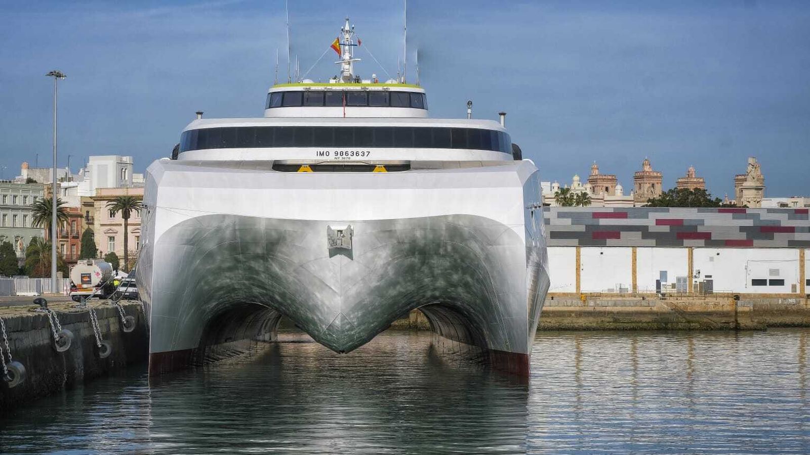 El ferri de Balearia, este viernes por la mañana, atracado en el Muelle Ciudad del puerto de Cádiz