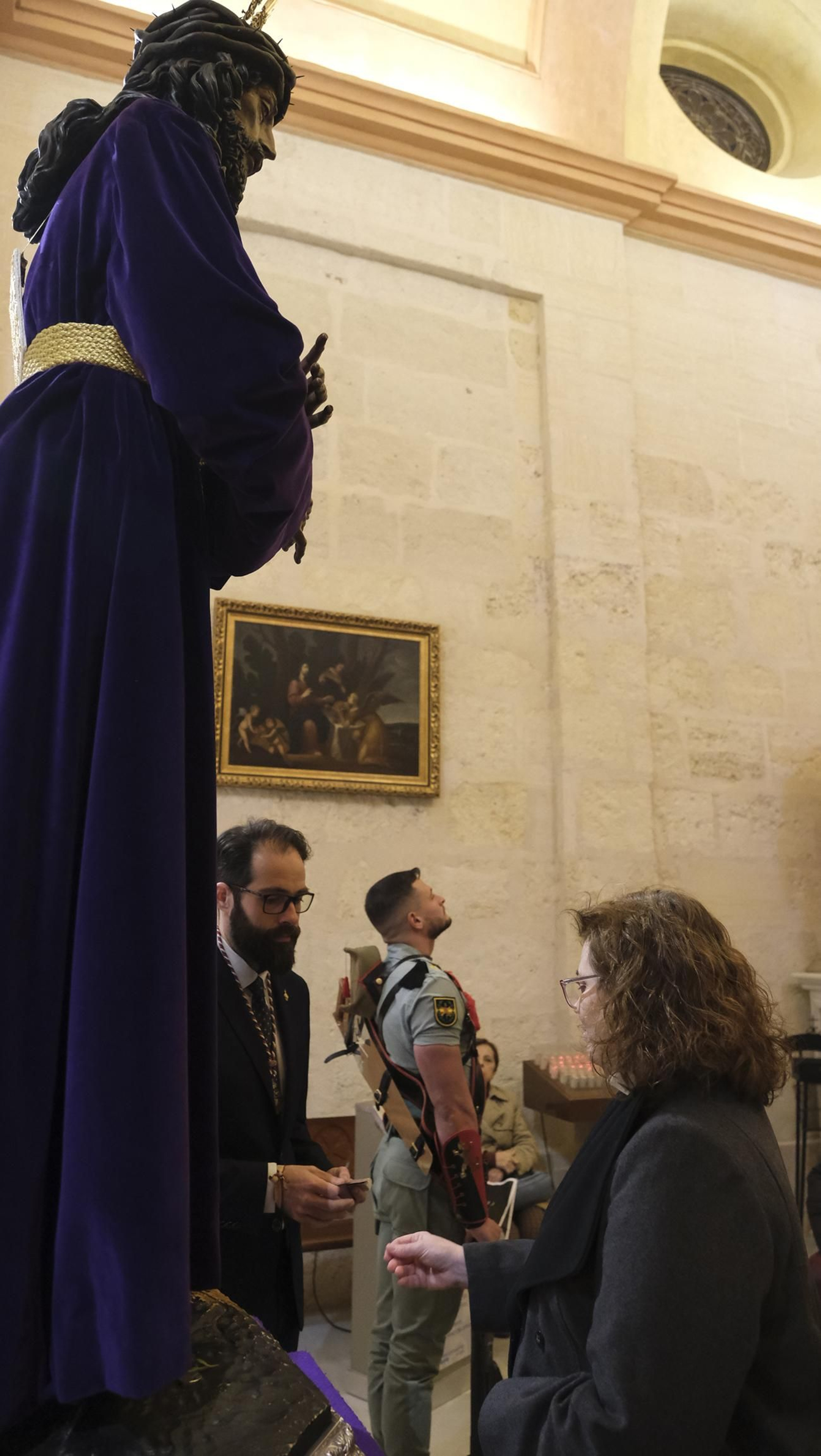 Imágenes del multitudinario besapiés del Cristo de Medinaceli en la Catedral de Almería