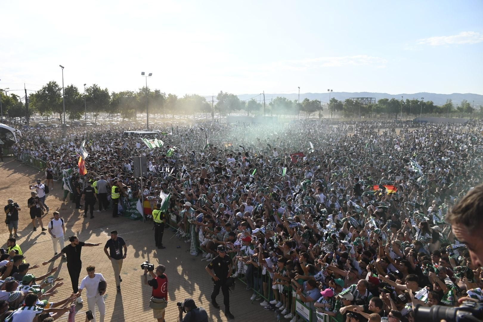 Las mejores imágenes del espectacular recibimiento a los jugadores del Córdoba CF antes de la final por el ascenso