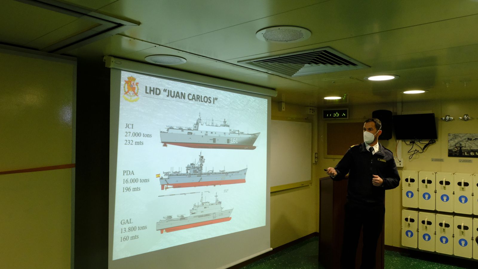 Fotogalería de la visita al portaaviones Juan Carlos I. Puerto de Almería.
