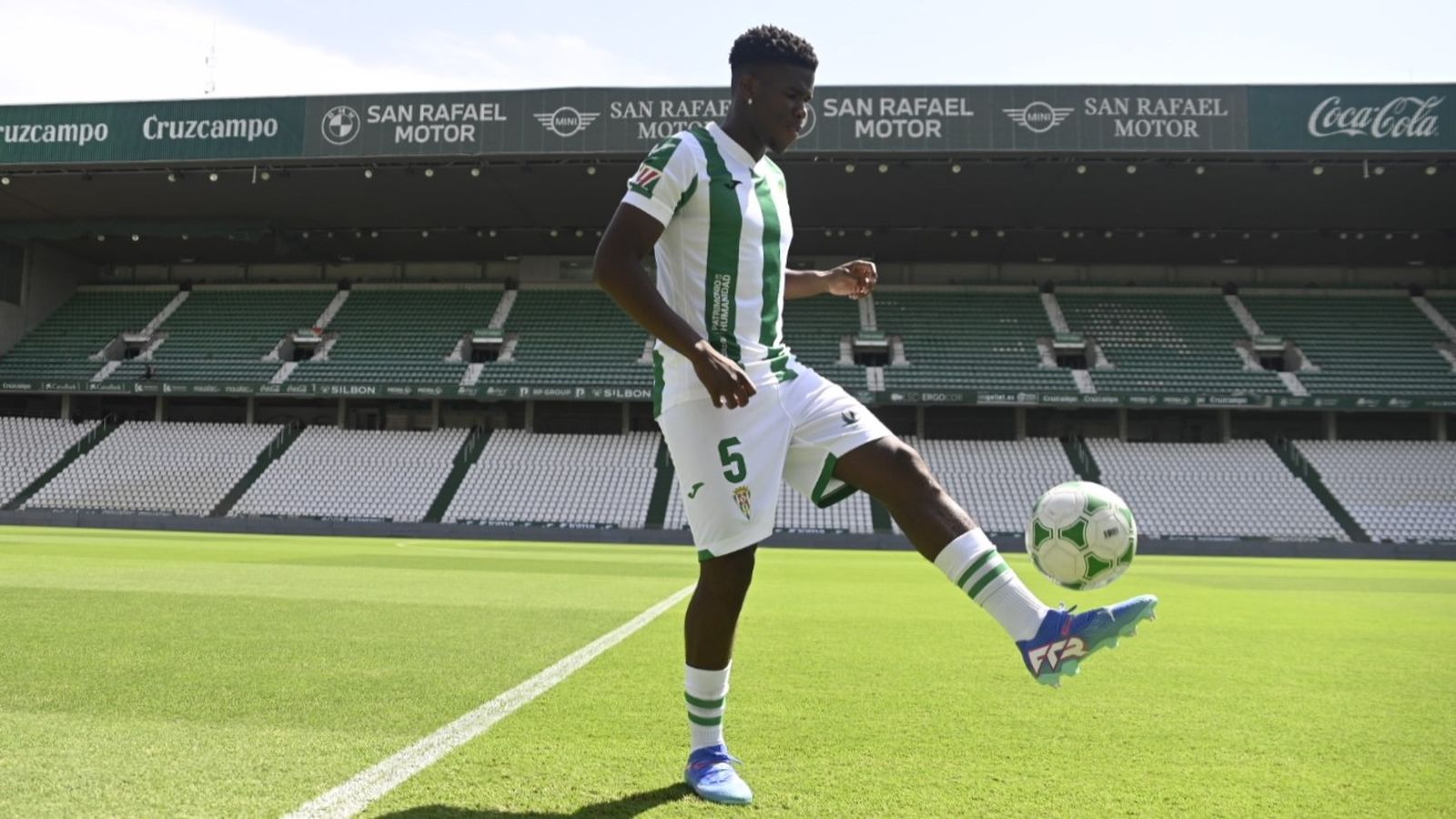 Marvel golpea el balón en su presentación como futbolista del Córdoba CF.