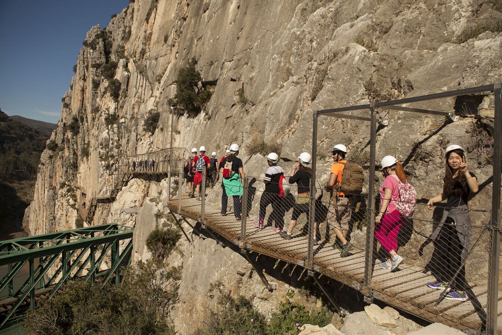 Excursionistas en el Caminito del Rey.