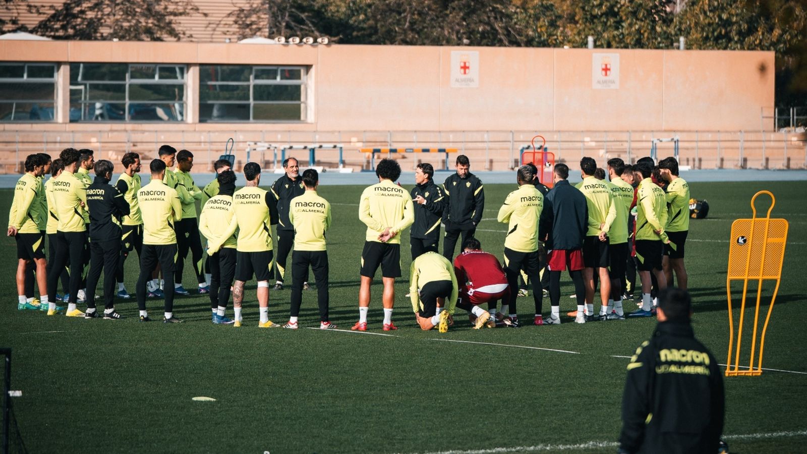 El grupo atiende al técnico catalán antes de una de las sesiones de trabajo.