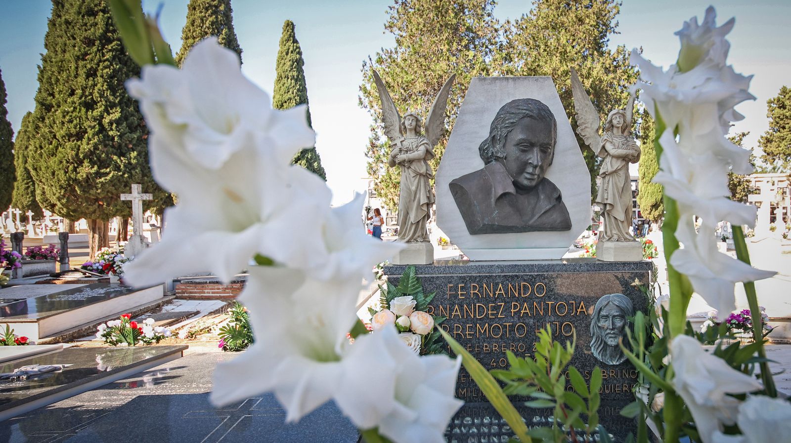 Día de recuerdo y emociones en el cementerio de Jerez