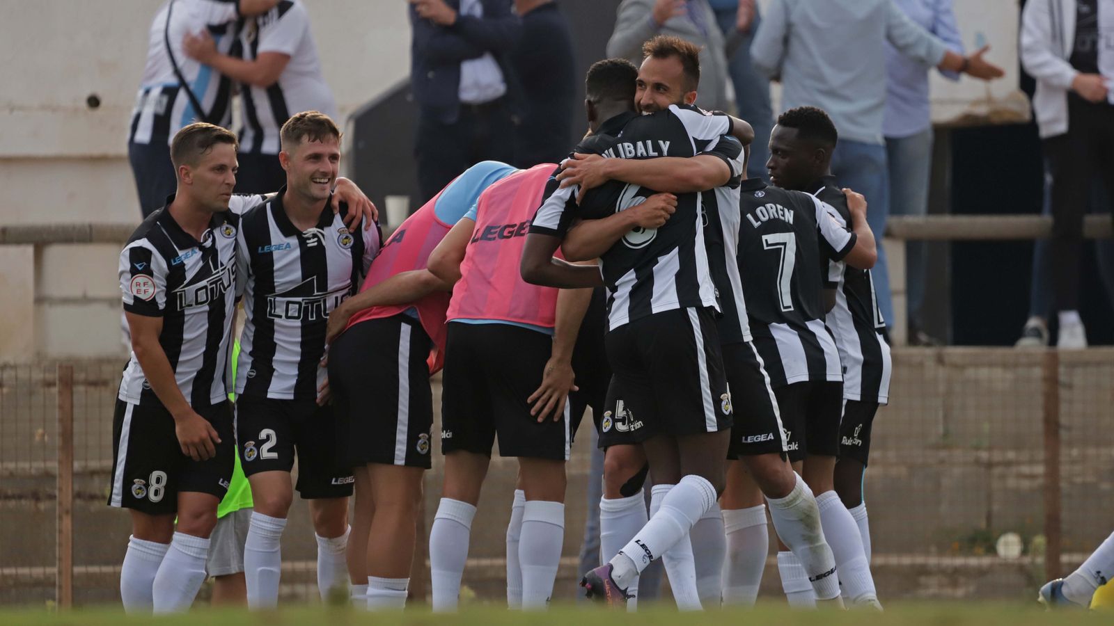 Jugadores de la Balona festejan uno de sus goles ante el Linares