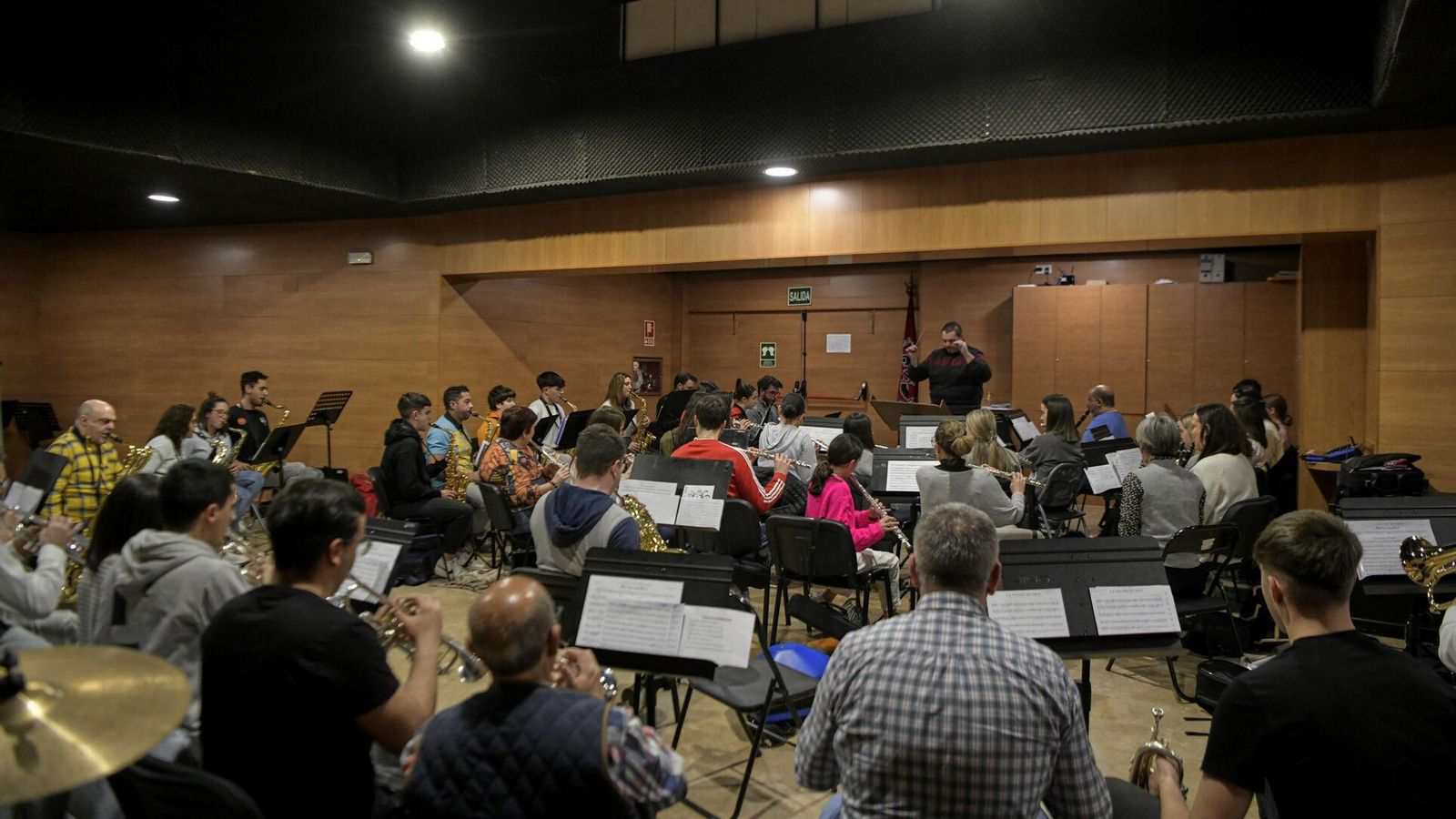 Los músicos de la Banda de Atarfe durante  un ensayo