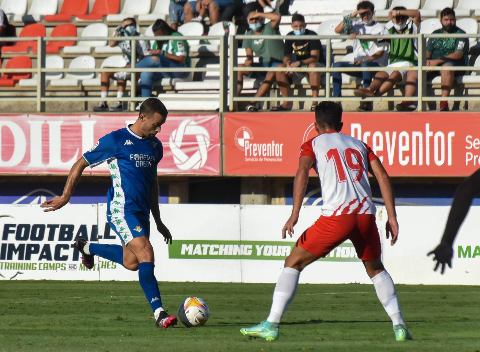 Canales intenta un centro ante Curro.