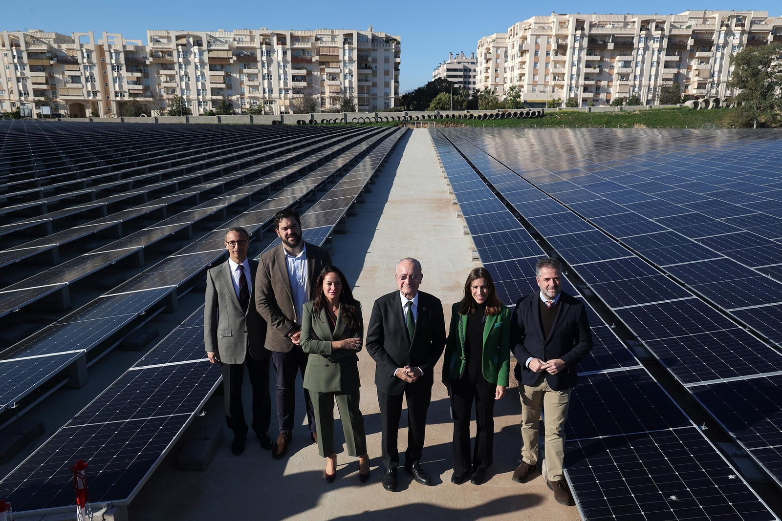 Francisco de la Torre junto a los concejales Penélope Gómez, Carlos Conde, Alicia Izquierdo y  Borja Vivas visitando el parque solar
