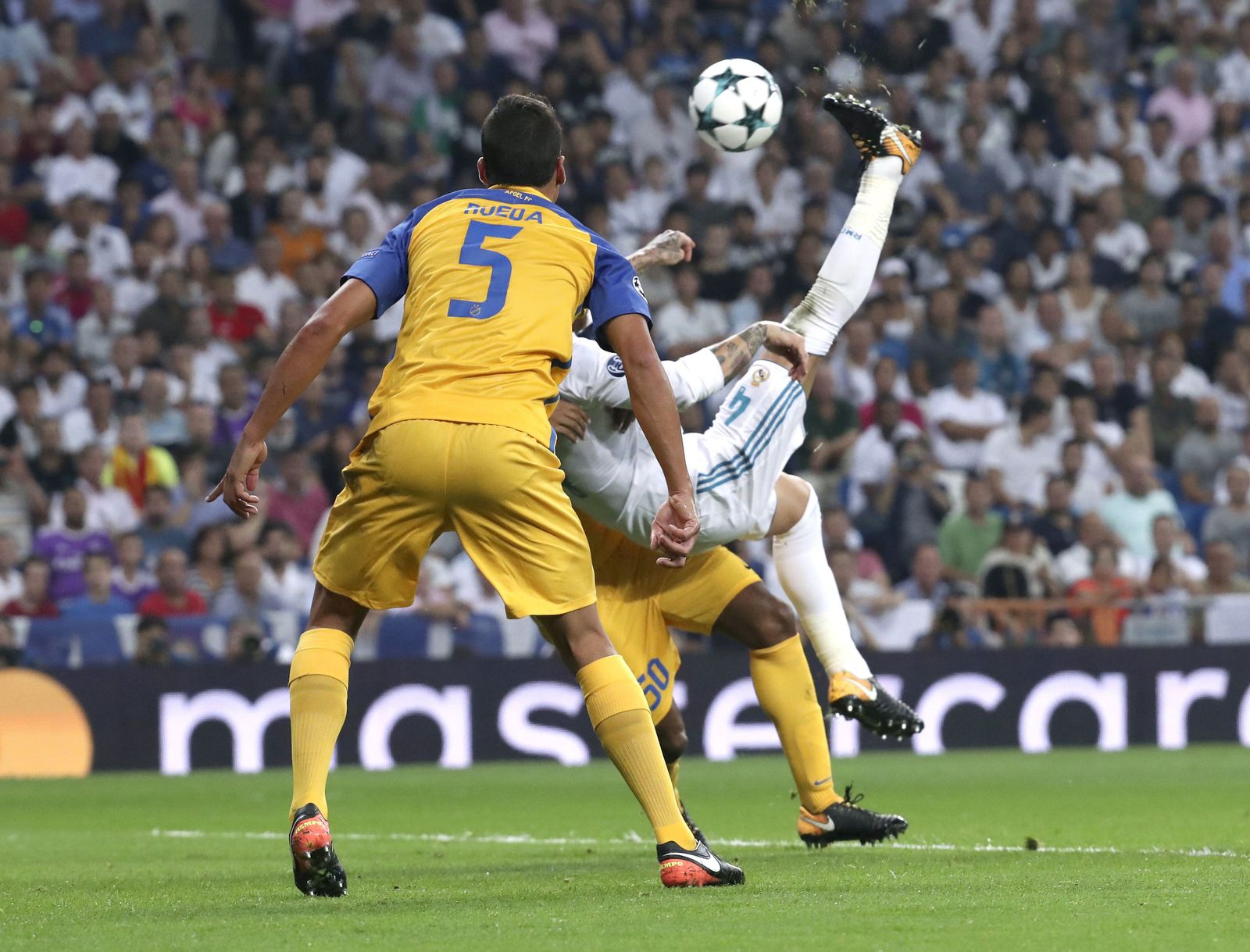 Ramos hace el tercer tanto de chilena.