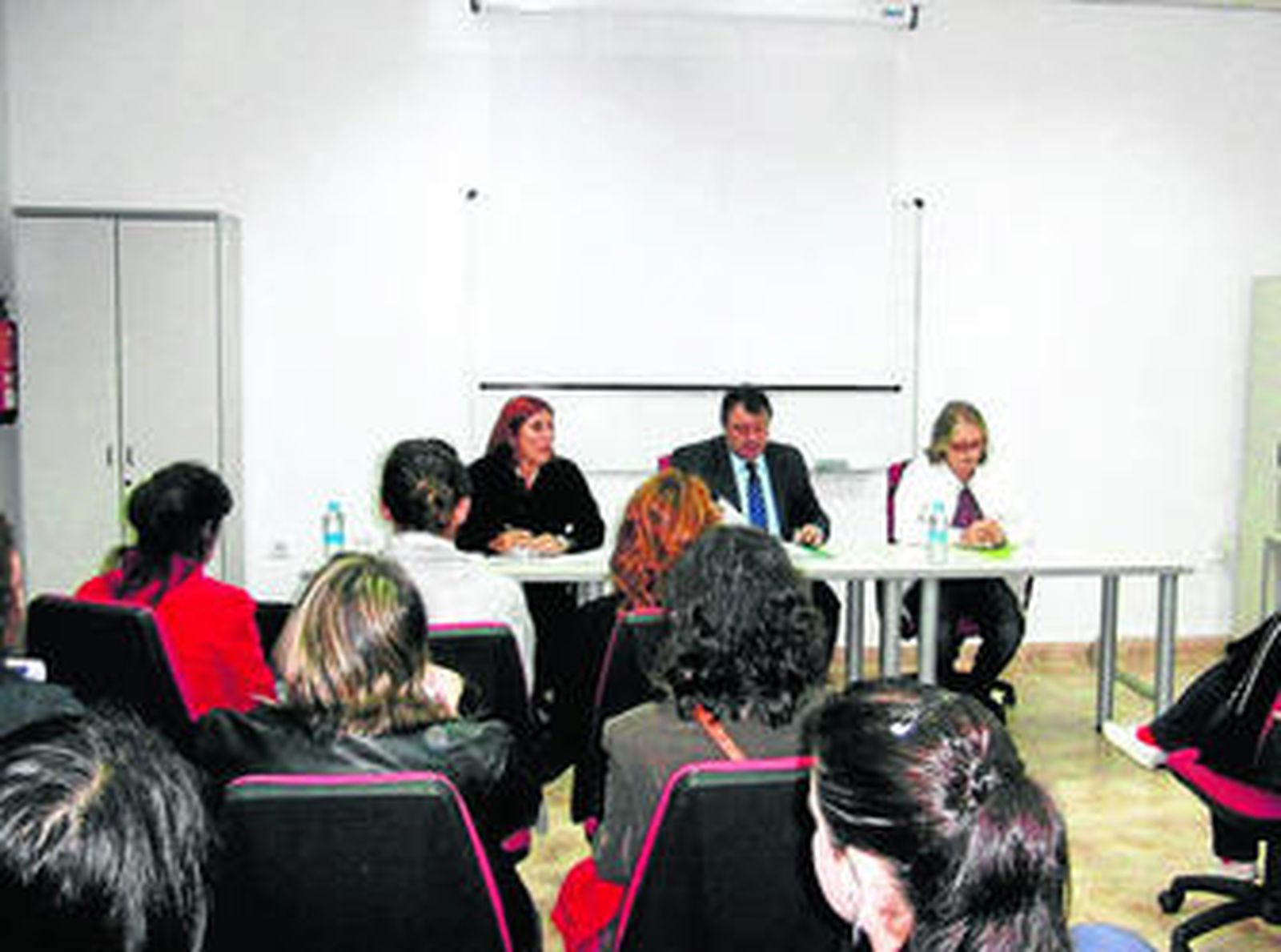 Rodríguez (IAM), Muñoz (Empleo) y Lloret (para la Igualdad), ayer en la presentación de Cualifica.