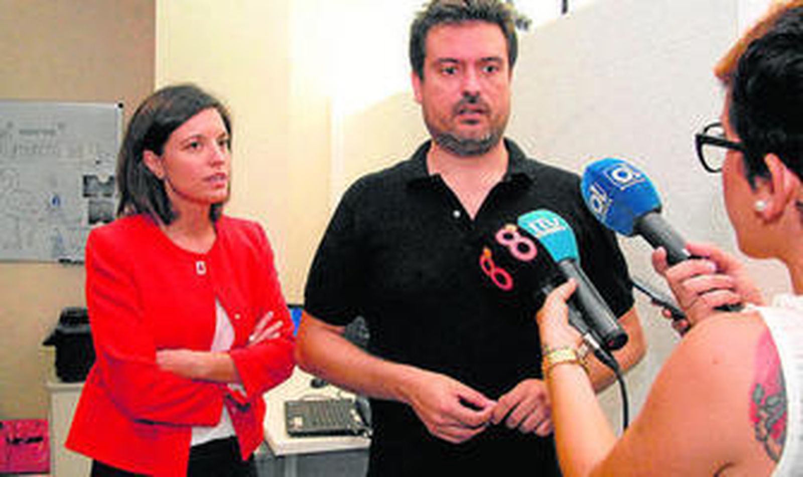 Javier León, junto a la alcaldesa, ayer en la sede de la empresa.