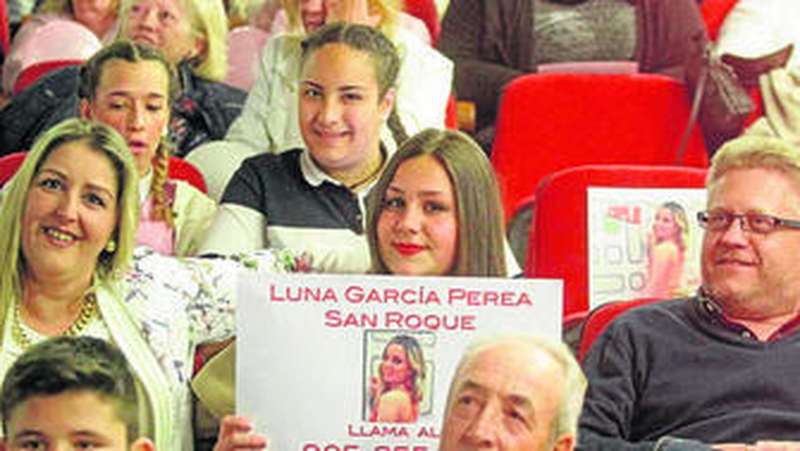 Ambiente en el teatro Juan Luis Galiardo con el público reunido para seguir el programa, anoche.