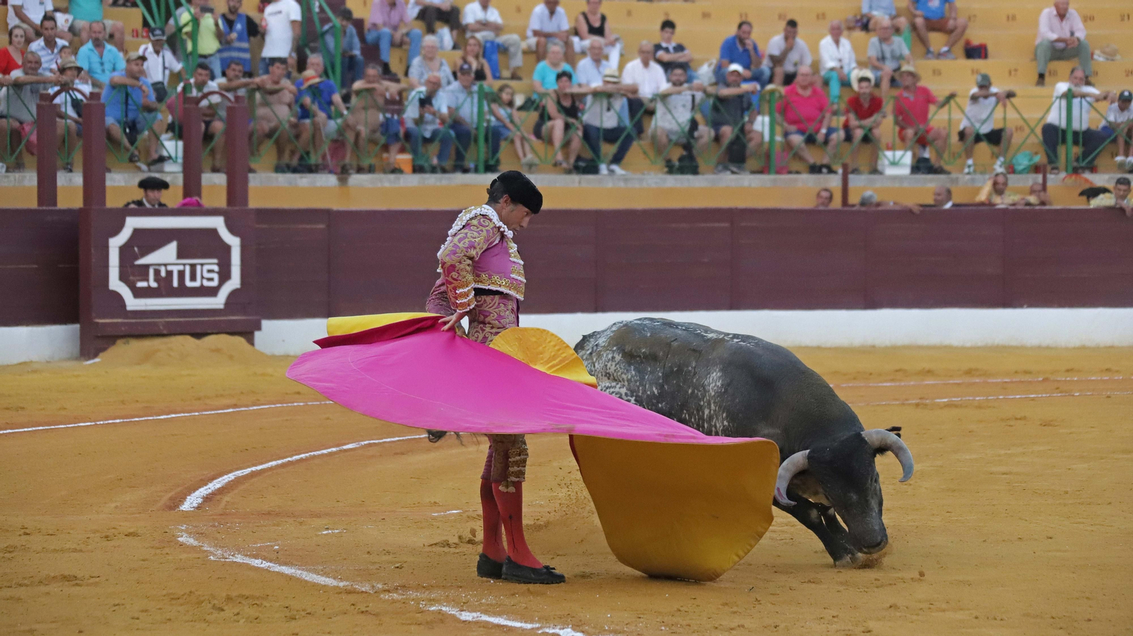 Fotos de la corrida del viernes de la Feria de La Línea: Curro Díaz, Manuel Escribano y David Galván