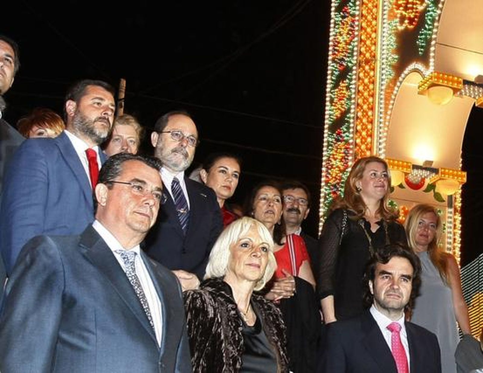 Una amplia representación política escolta el pasado miércoles la inauguración del alumbrado.

Foto: Fito Carreto