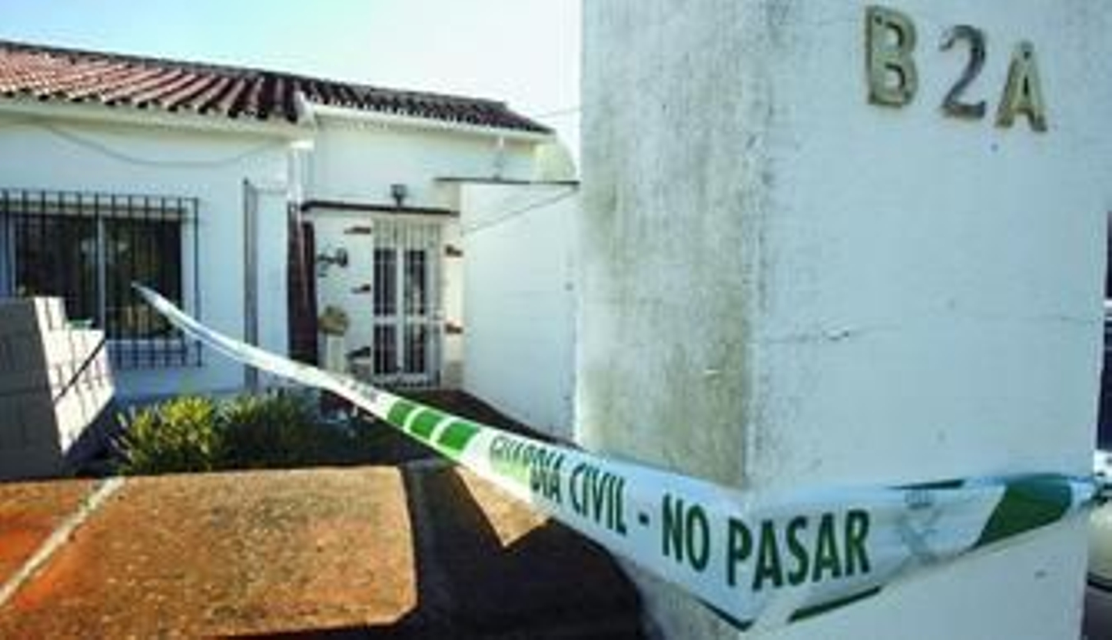Aspecto que presentaba ayer la entrada de la vivienda en la que residían la víctima y su presunto agresor.
