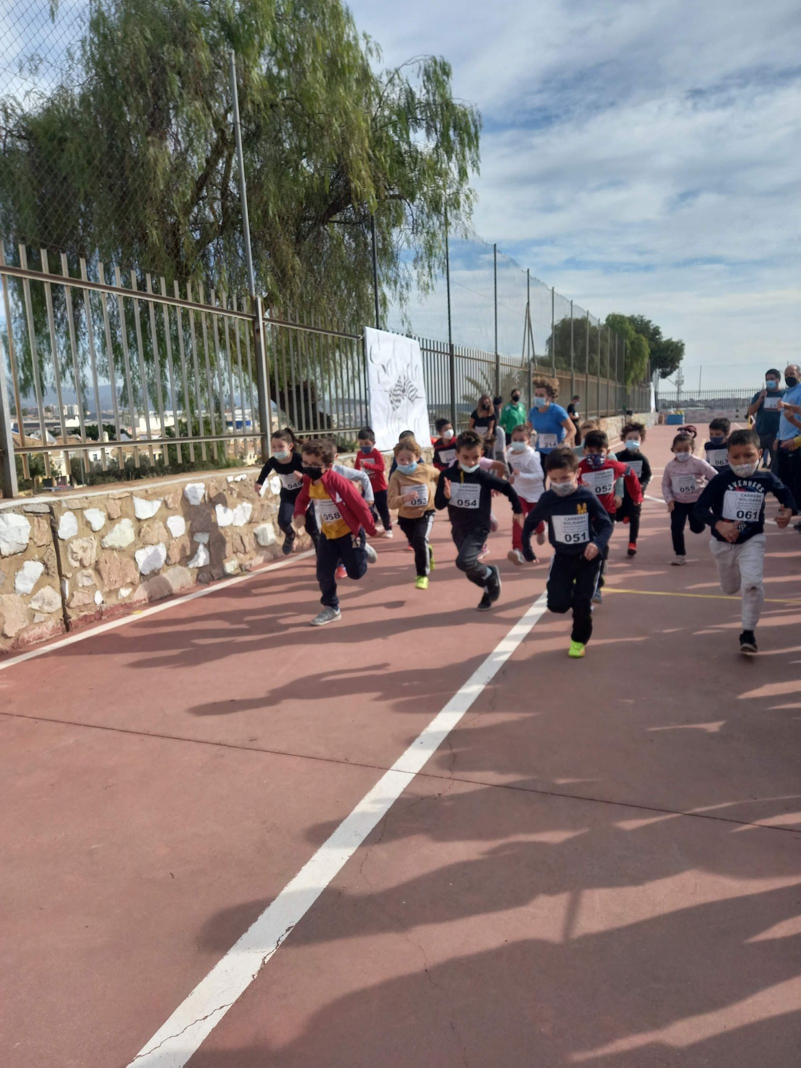 Carrera solidaria por La Palma en el colegio Los Prados de Málaga