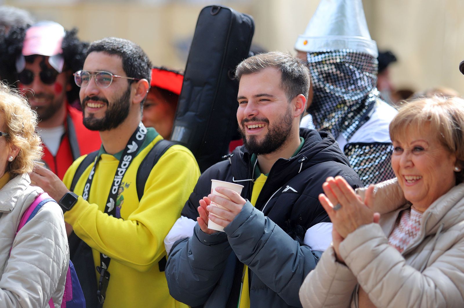 Imágenes del ambiente en la mañana de carnaval en Huelva