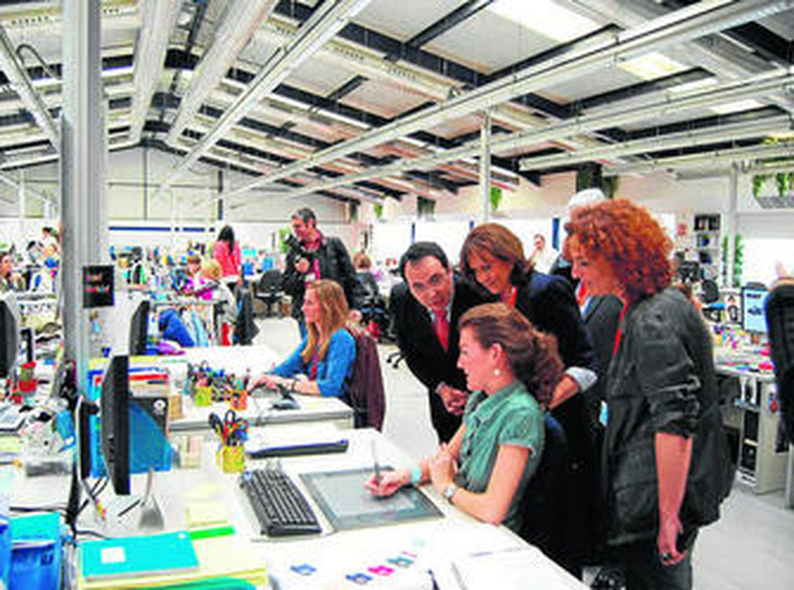 Visita de la delegada del Gobierno andaluz a la fábrica de Mayoral en Málaga.