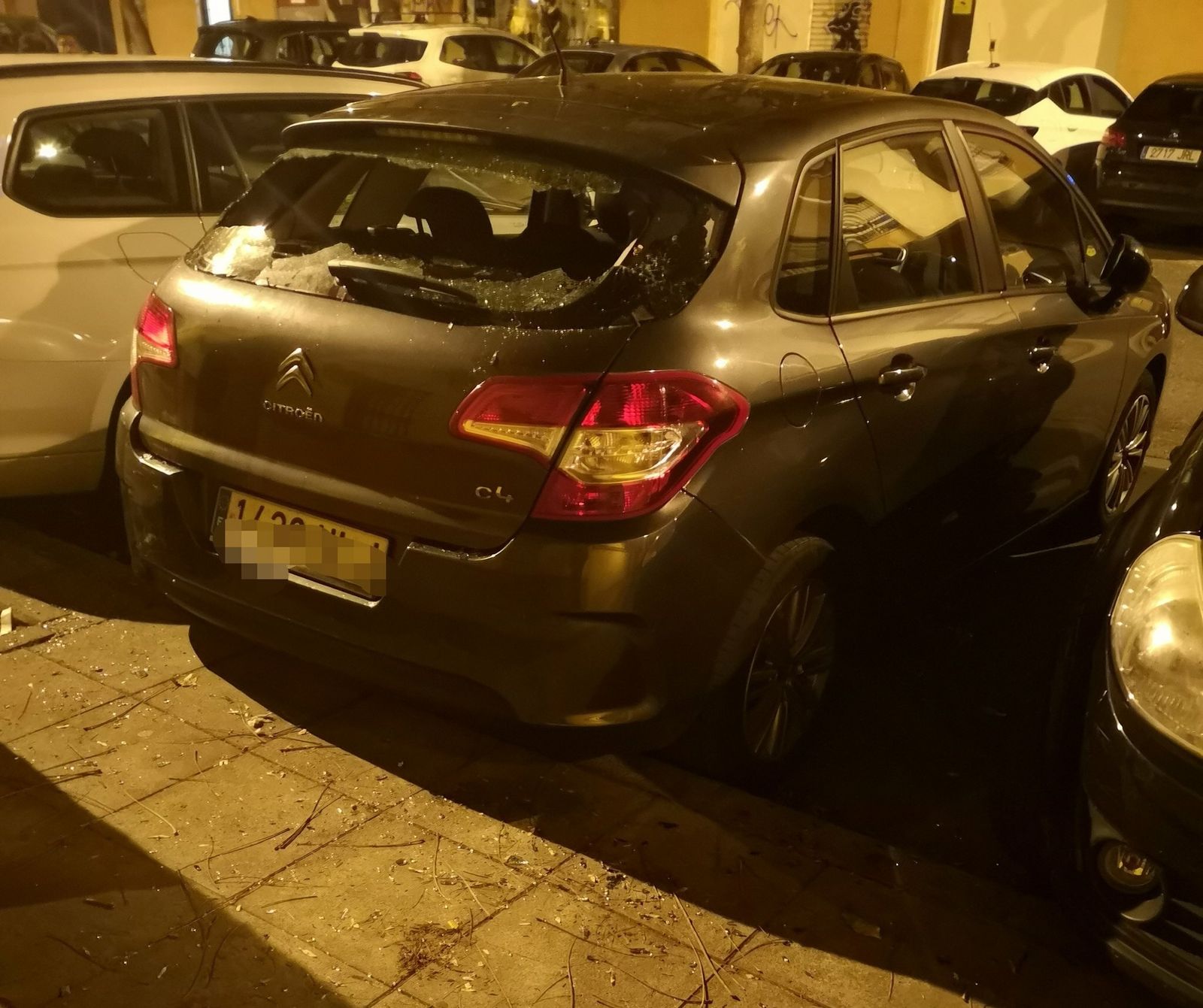 Uno de los coches en los que han robado, en la calle Perafán de Rivera.