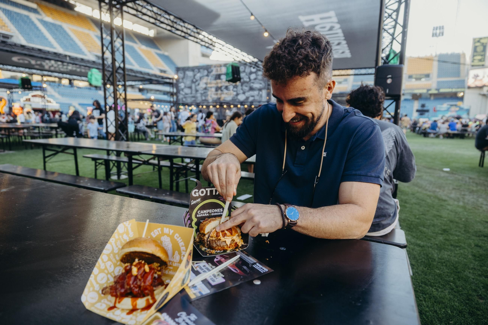 Búscate en las imágenes de la inauguración de The Champions Burger en el estadio Nuevo Mirandilla
